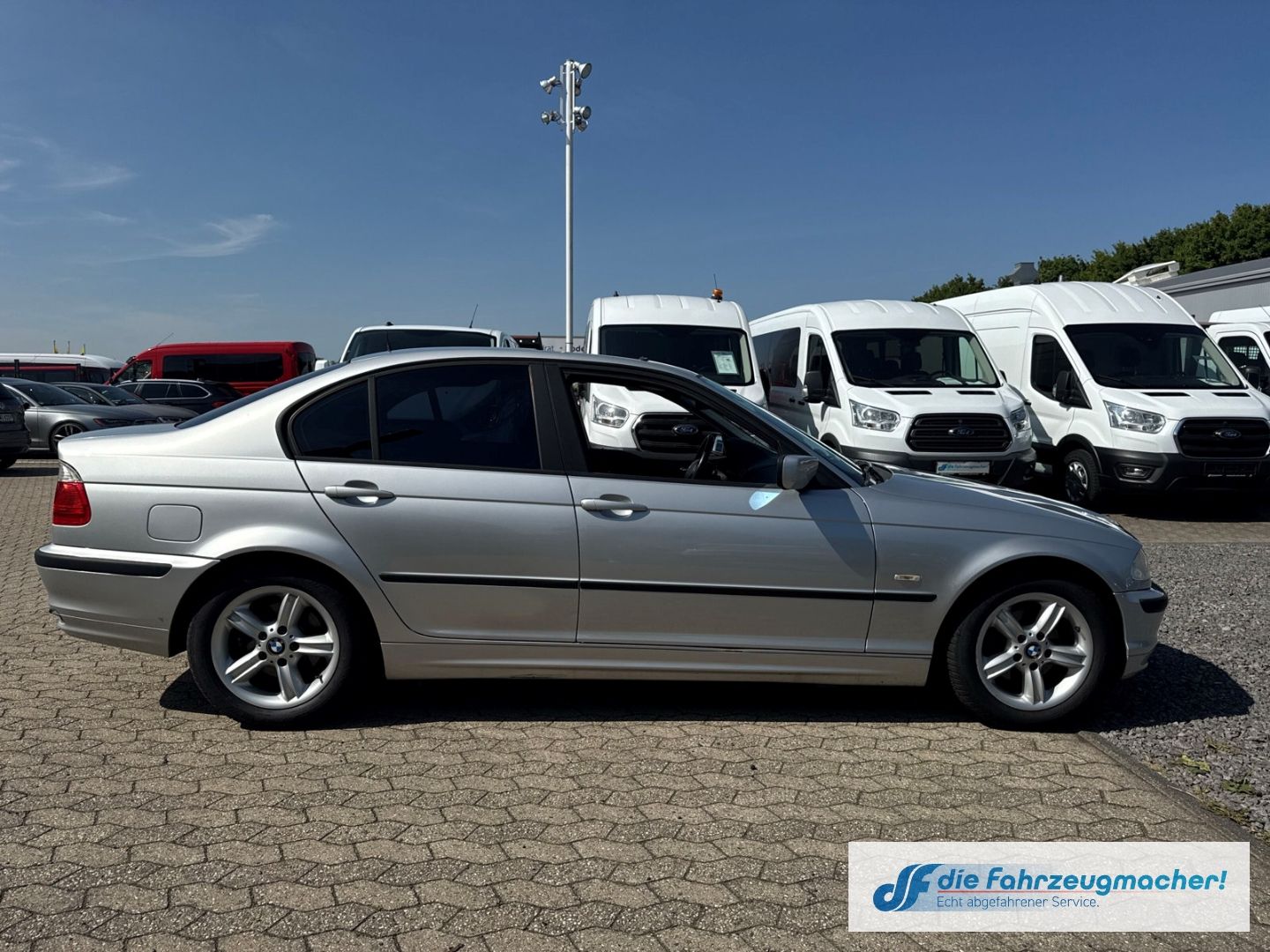 Fahrzeugabbildung BMW 318 i Klimaautom SD PDC Alu Sportfahrwerk Multif