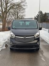 Opel Vivaro 9 Sitze, Serviceheft, Navi, AHK. - Opel Vivaro aus 2016 mit Diesel-Antrieb: Kleinbus