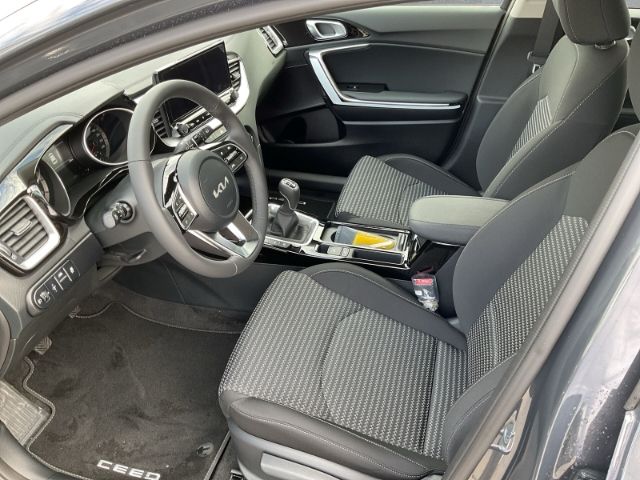 Fahrzeugabbildung Kia Ceed ULTIMATE EDITION 1.0 T-GDI *STYLE-PAKET*