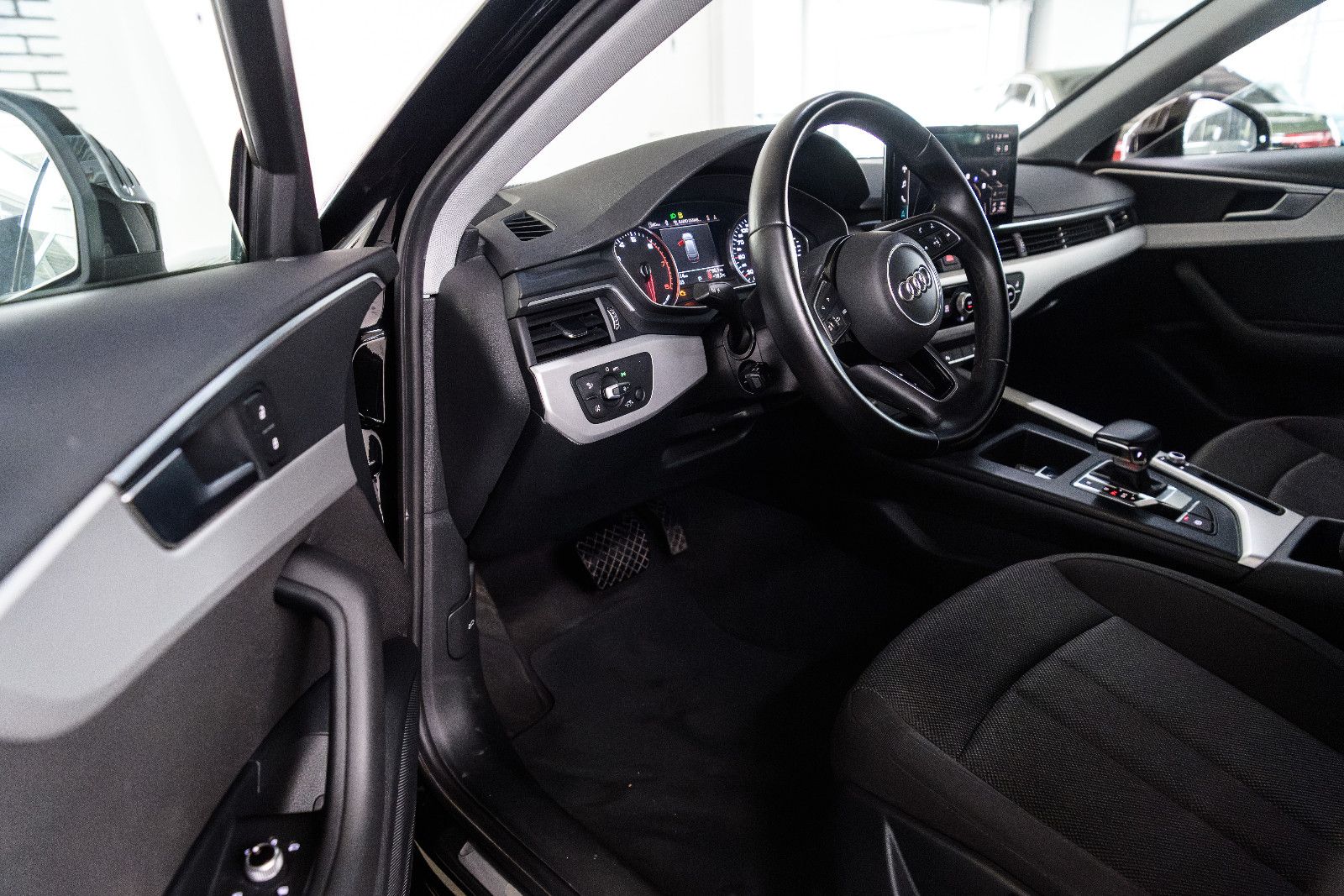 Fahrzeugabbildung Audi A4 35 TFSI S tronic advanced Avant LED/SZH/NAVI