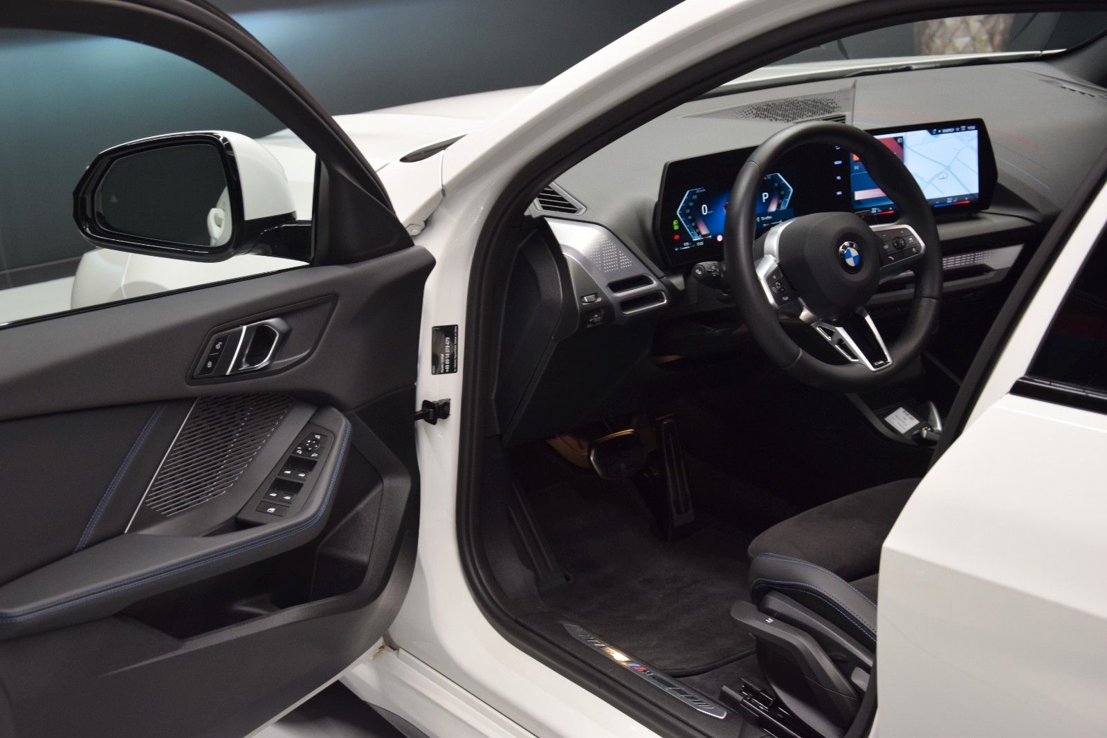 Fahrzeugabbildung BMW 118 d M Sport Pano Ambiente LED Kamera Alcantara