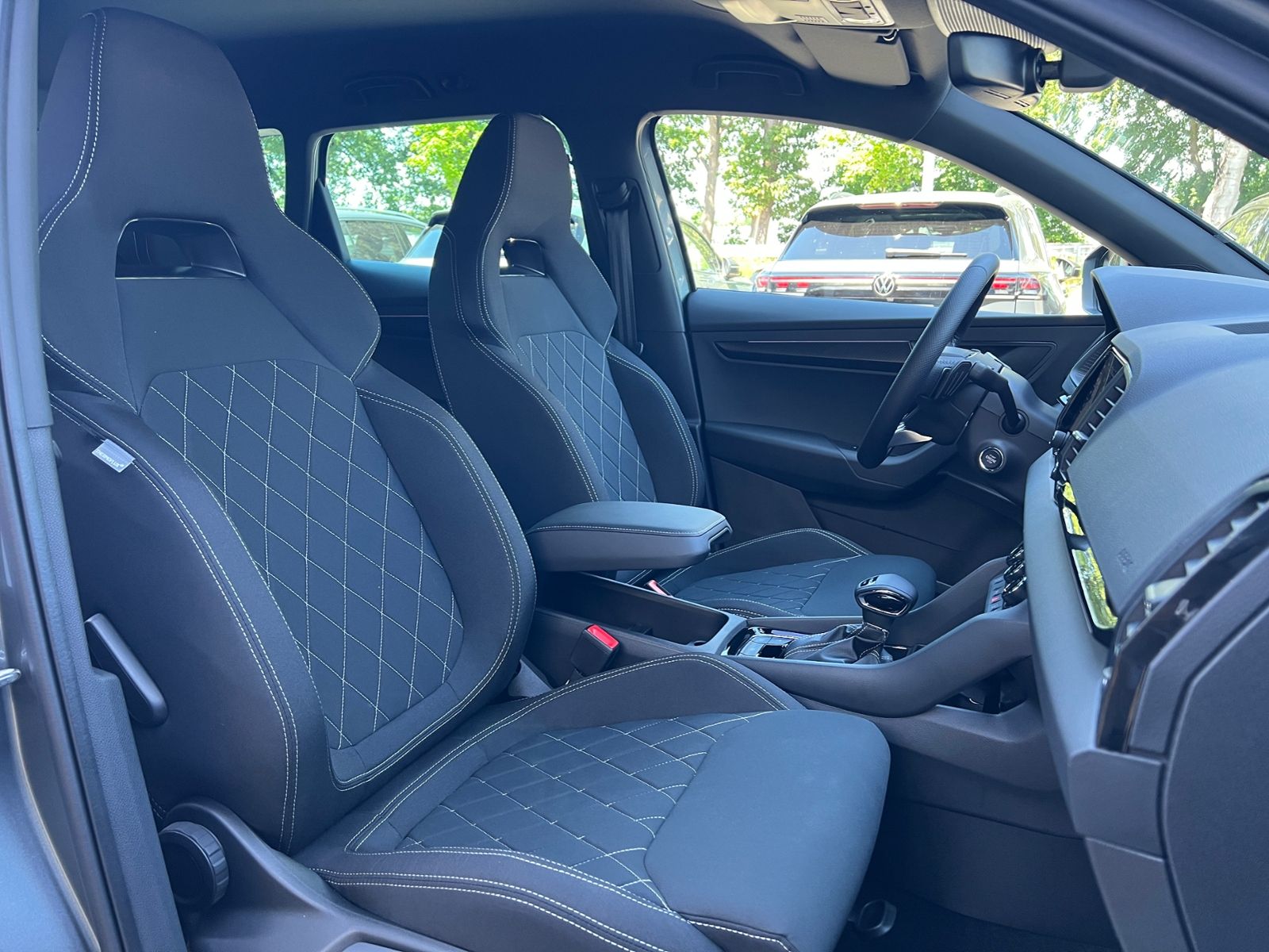 Fahrzeugabbildung SKODA Karoq Sportline 2.0 TDI DSG *AHK,Navi,TravelAssi