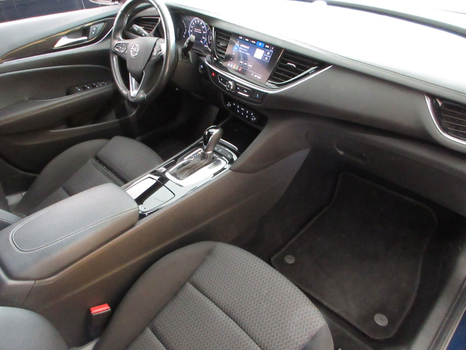 Fahrzeugabbildung Opel Insignia B ST 2.0D LED/NAVI/SHZ/LHZ/HUD