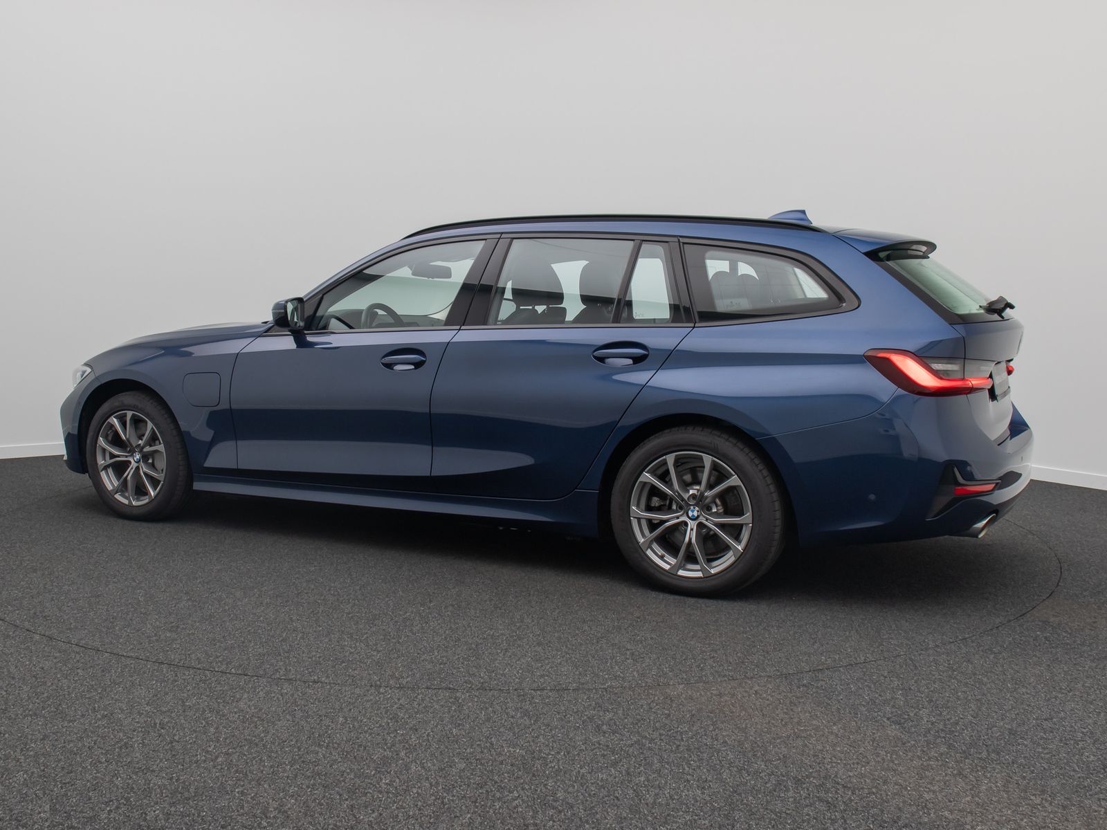 Fahrzeugabbildung BMW 330e  Sport Line Kamera DAB Laser HUD H/K Alarm