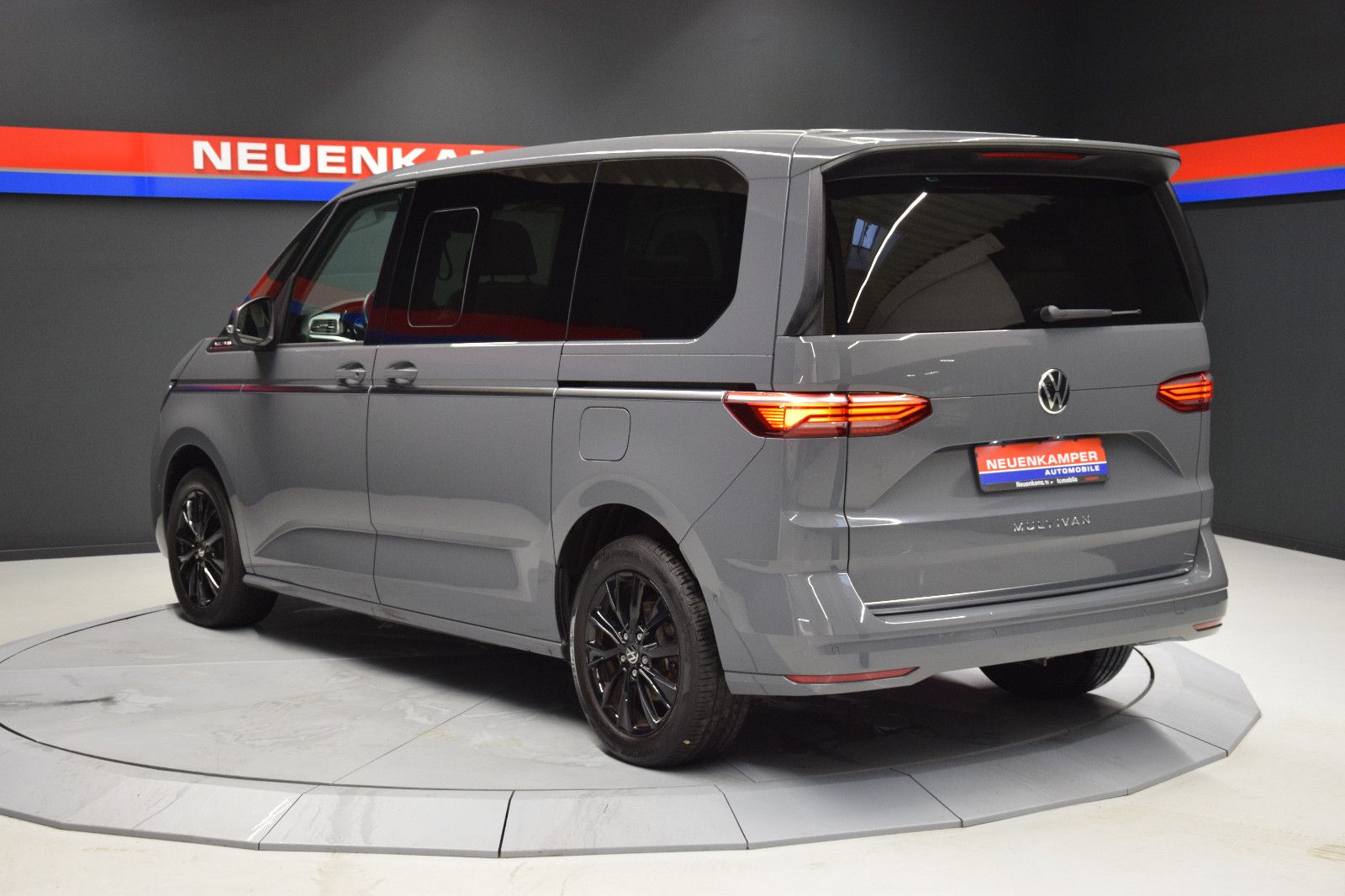 Fahrzeugabbildung Volkswagen T7 Multivan Style Pano ACC IQ AHK Stndhzg Alcant