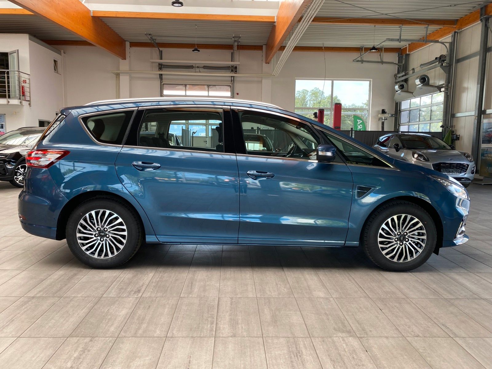 Fahrzeugabbildung Ford S-Max Hybrid Titanium LED Navi ACC Winterpaket