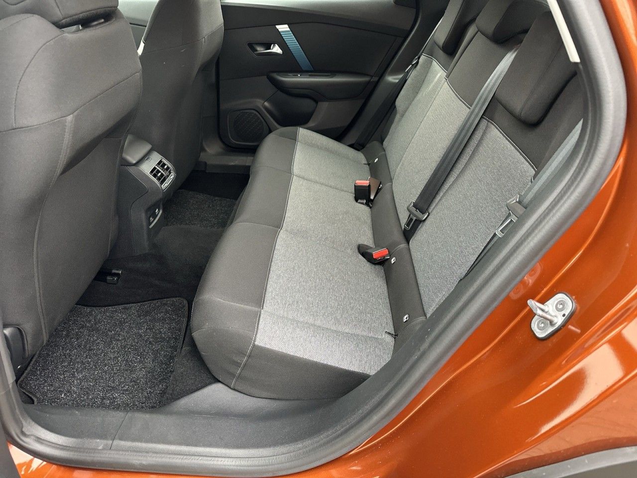Fahrzeugabbildung Citroën ë-C4 Lim. Feel 136 PS