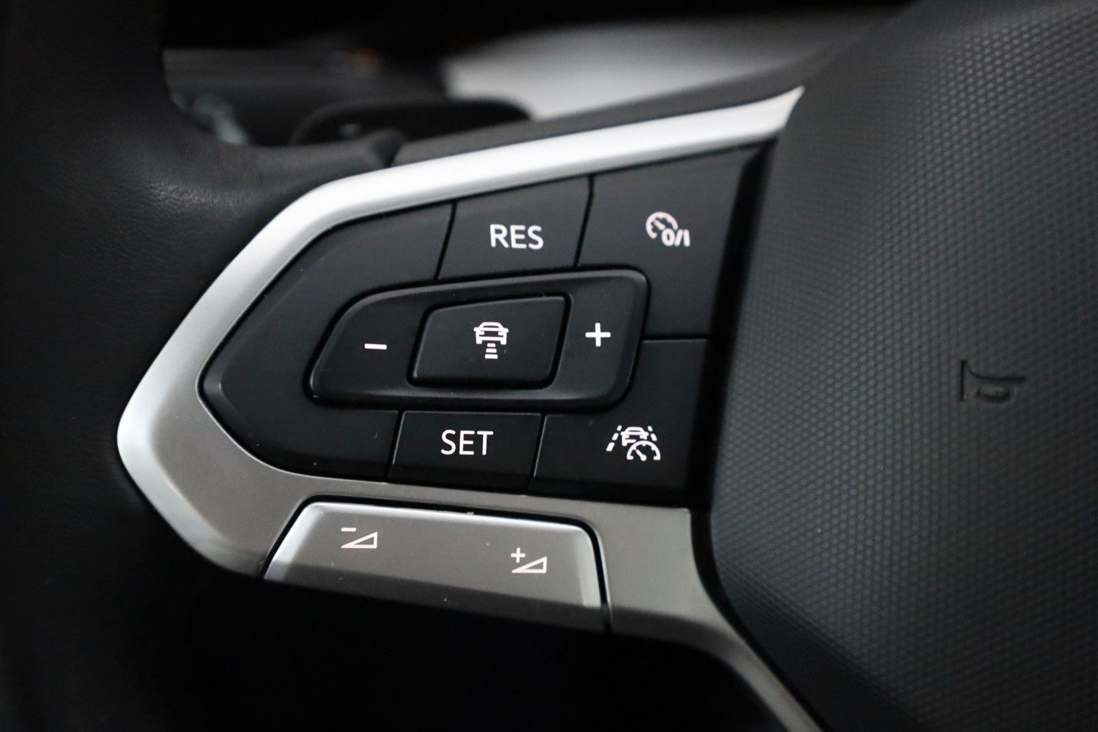 Fahrzeugabbildung Volkswagen Golf VIII Variant Life Navi,LED,SH,PDC,ACC,SR+WR