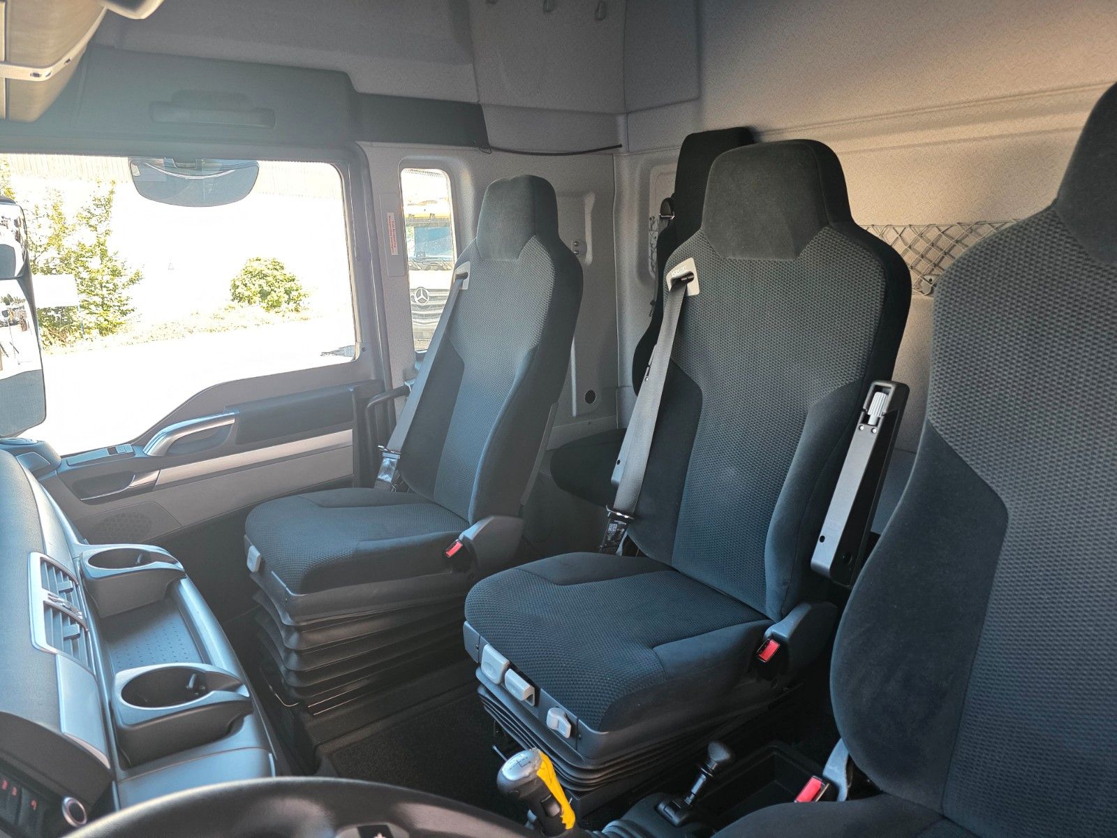 Fahrzeugabbildung MAN TGX 26.360 6x2-2 LL BDF Fahrschule 5 Sitze AHK
