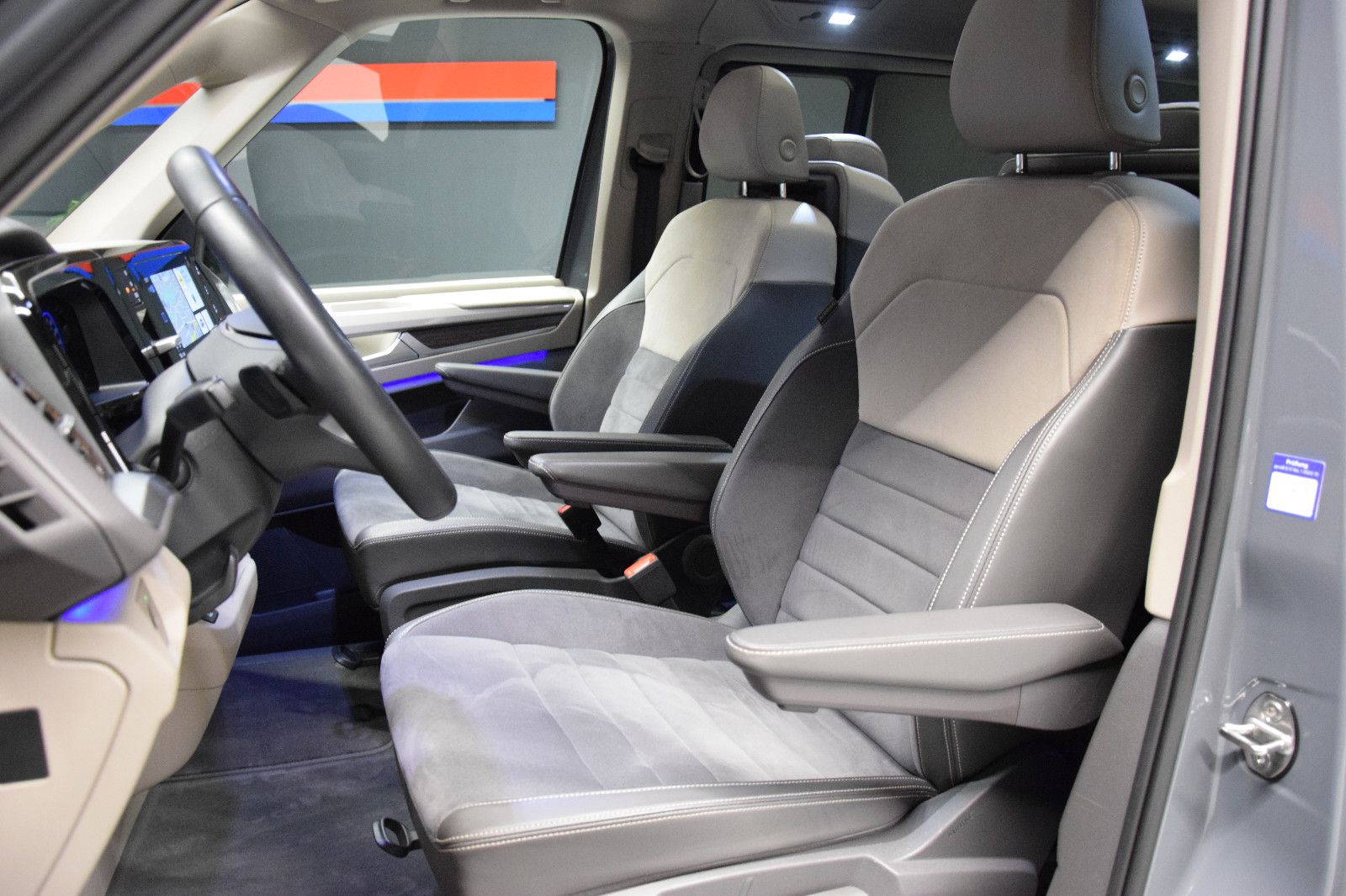 Fahrzeugabbildung Volkswagen T7 Multivan Style Pano ACC IQ AHK Stndhzg Alcant