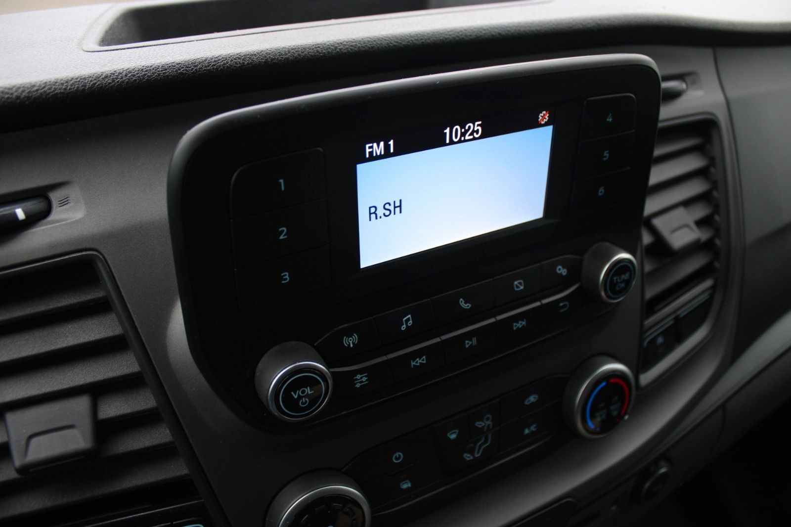 Fahrzeugabbildung Ford Transit 350 L3 H2 Kasten hoch lang KLIMA RFK AHK