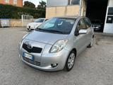 Toyota Yaris 1.3 5 porte cambio Automatico 12300 - Toyota Yaris mit Halbautomatikschaltung