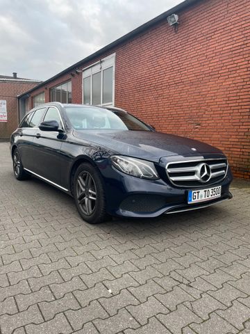 Mercedes-Benz E 220 *Diesel*Automatik*Navi*Ambientebeleuchtung