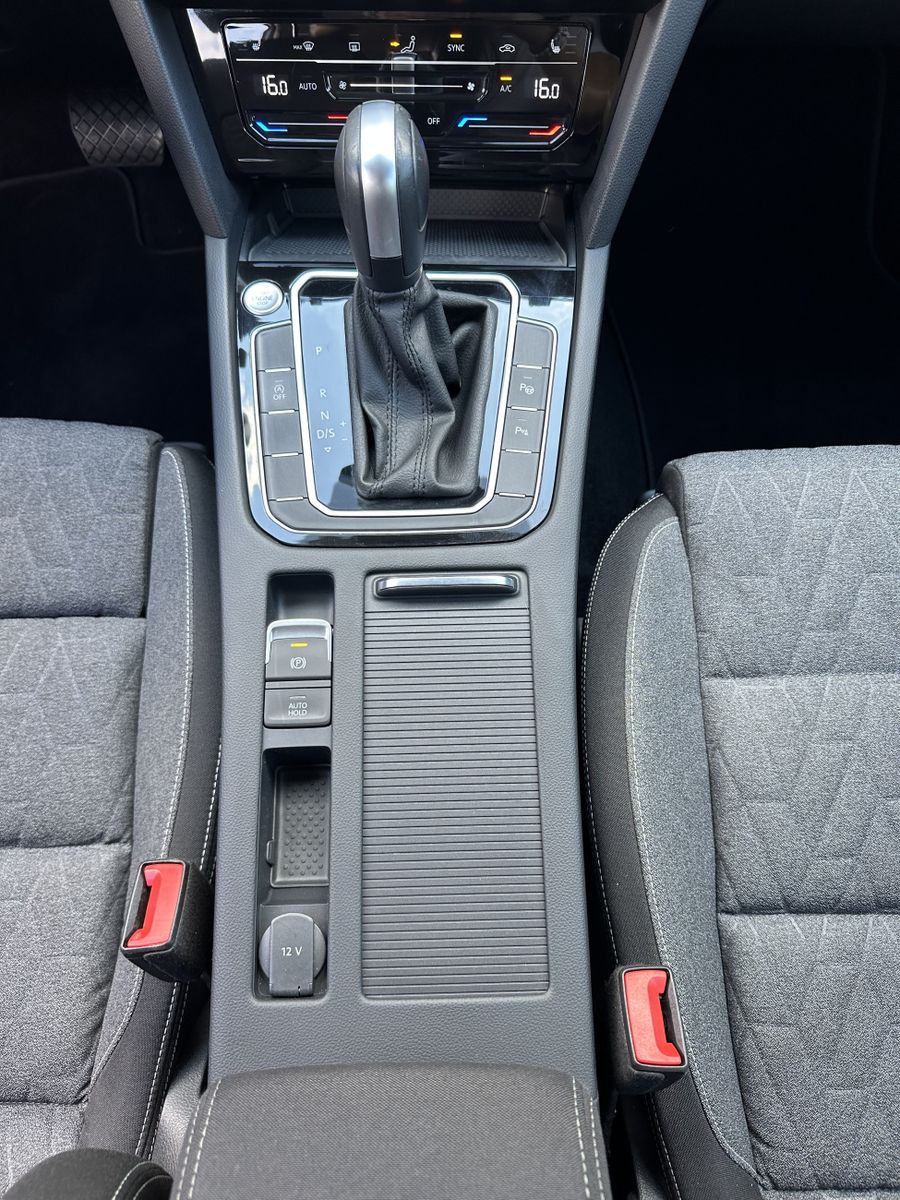 Fahrzeugabbildung Volkswagen Passat Variant R-Line NAV+LED+ACC+KAMERA+18ZO+PP