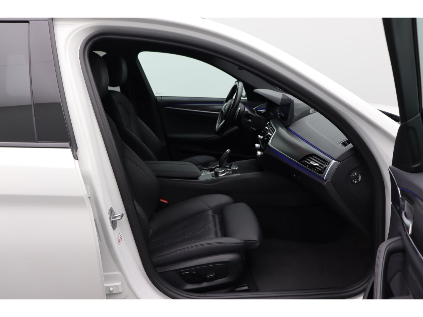 Fahrzeugabbildung BMW 540 d xDrive M Sport Touring Park-Assistent AHK