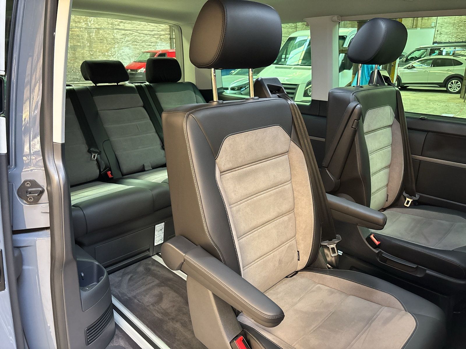 Fahrzeugabbildung Volkswagen T6.1 Multivan "Generation SIX" ACC SHZ LED