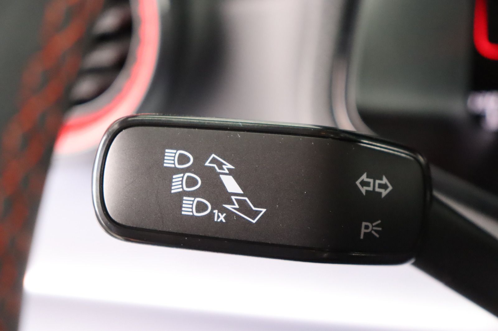 Fahrzeugabbildung SEAT Arona FR DSG * LED * Alcantara * PDC