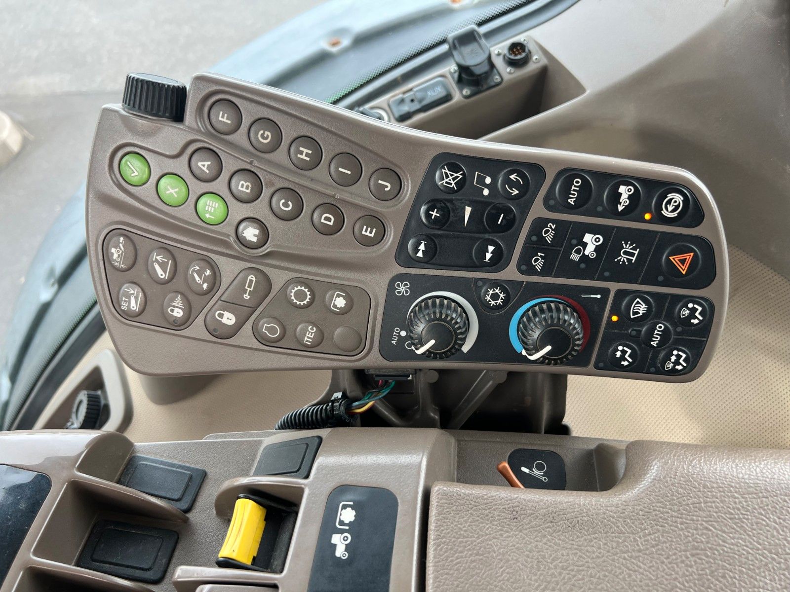 Fahrzeugabbildung John Deere 8295 R / kein AdBlue / Rückfahreinrichtung