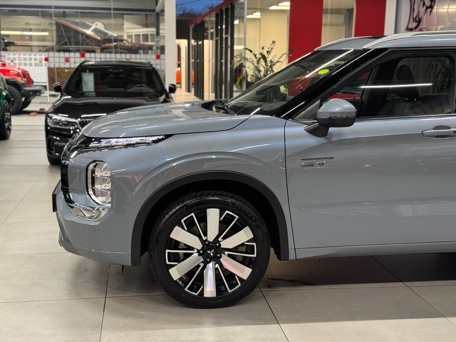 Fahrzeugabbildung Mitsubishi Outlander 2.4PLUG-IN HYBRID 4WD TOP