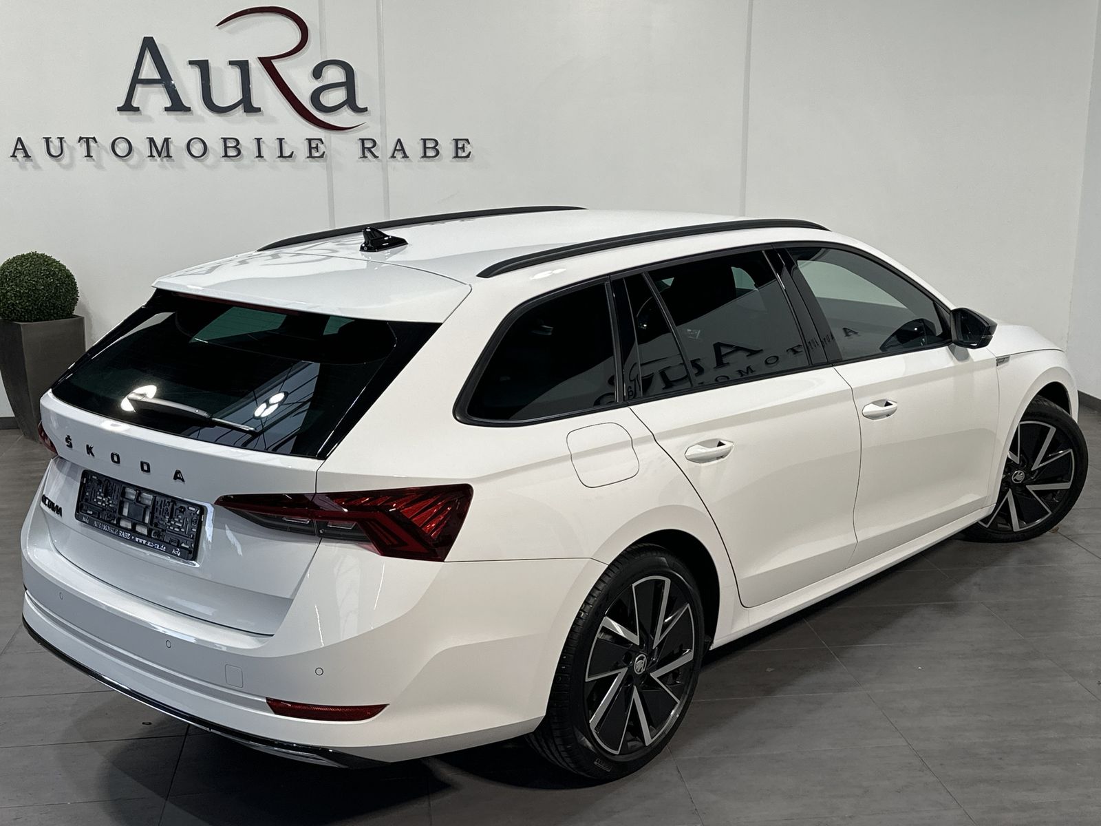 Fahrzeugabbildung SKODA Octavia Combi Sportline NAV+LED+VCOCK+18ZOLL+ACC