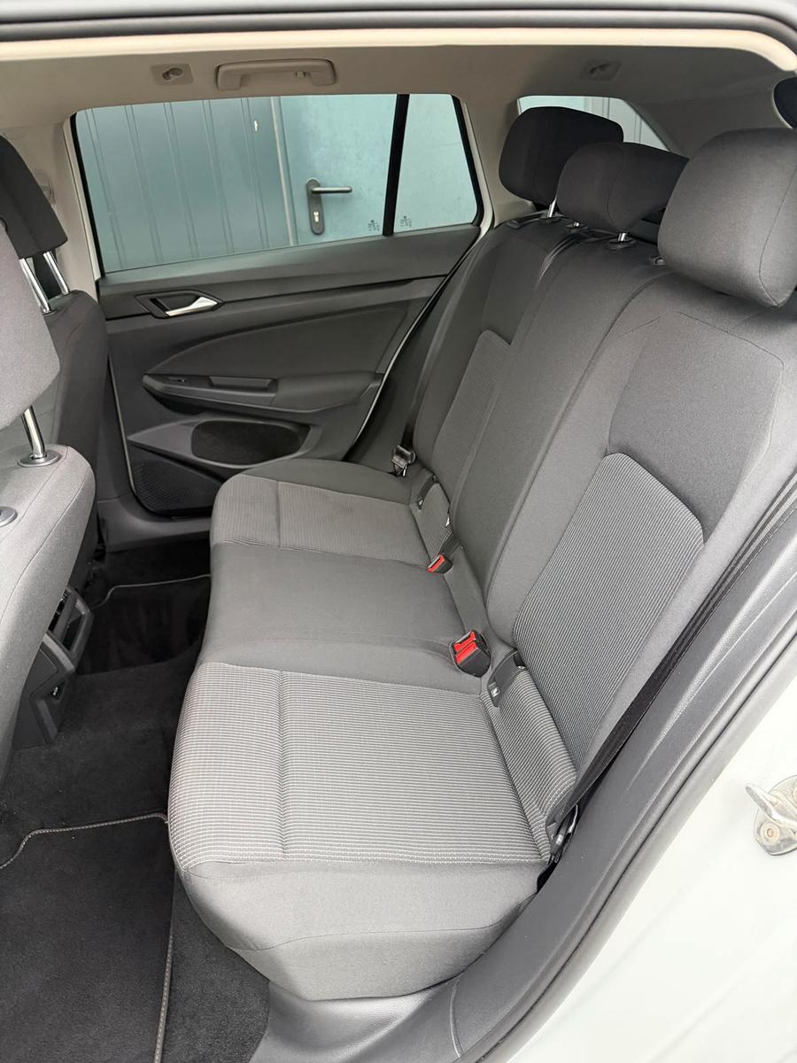 Volkswagen Golf VIII Variant*Tüv NEU*PDC*SHZ*LED*Allwetter*