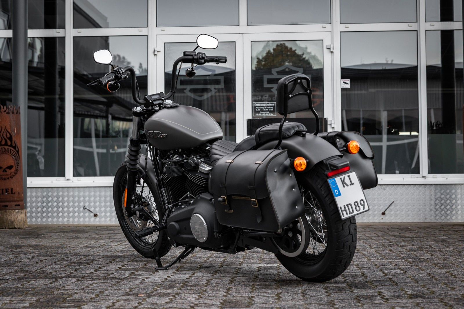 Fahrzeugabbildung Harley-Davidson FXBB STREET Bob Softail - JEKILL&HYDE