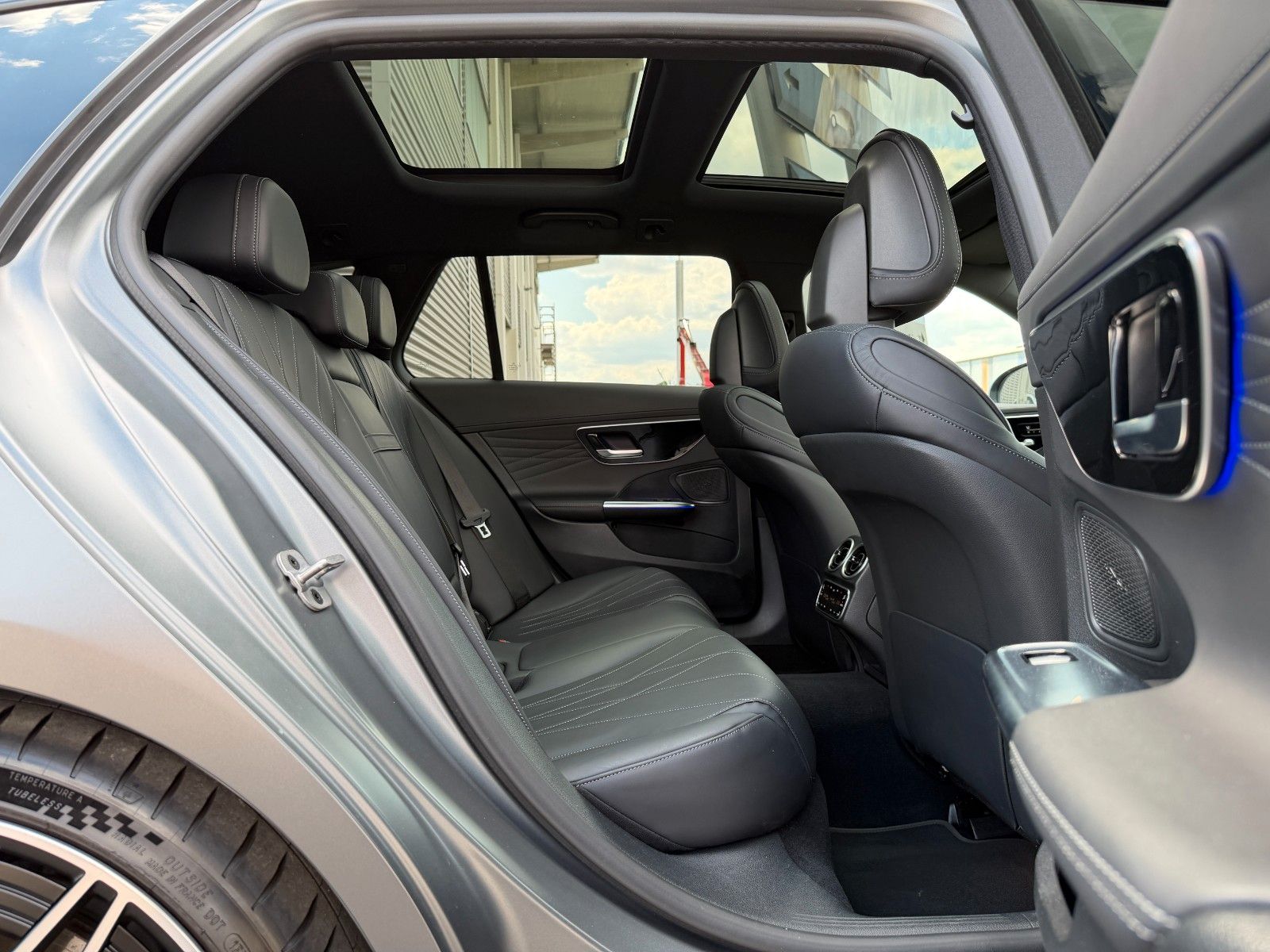 Fahrzeugabbildung Mercedes-Benz C 43 AMG T HUD+Pano+360°+StdH+Digital+Distr+20"