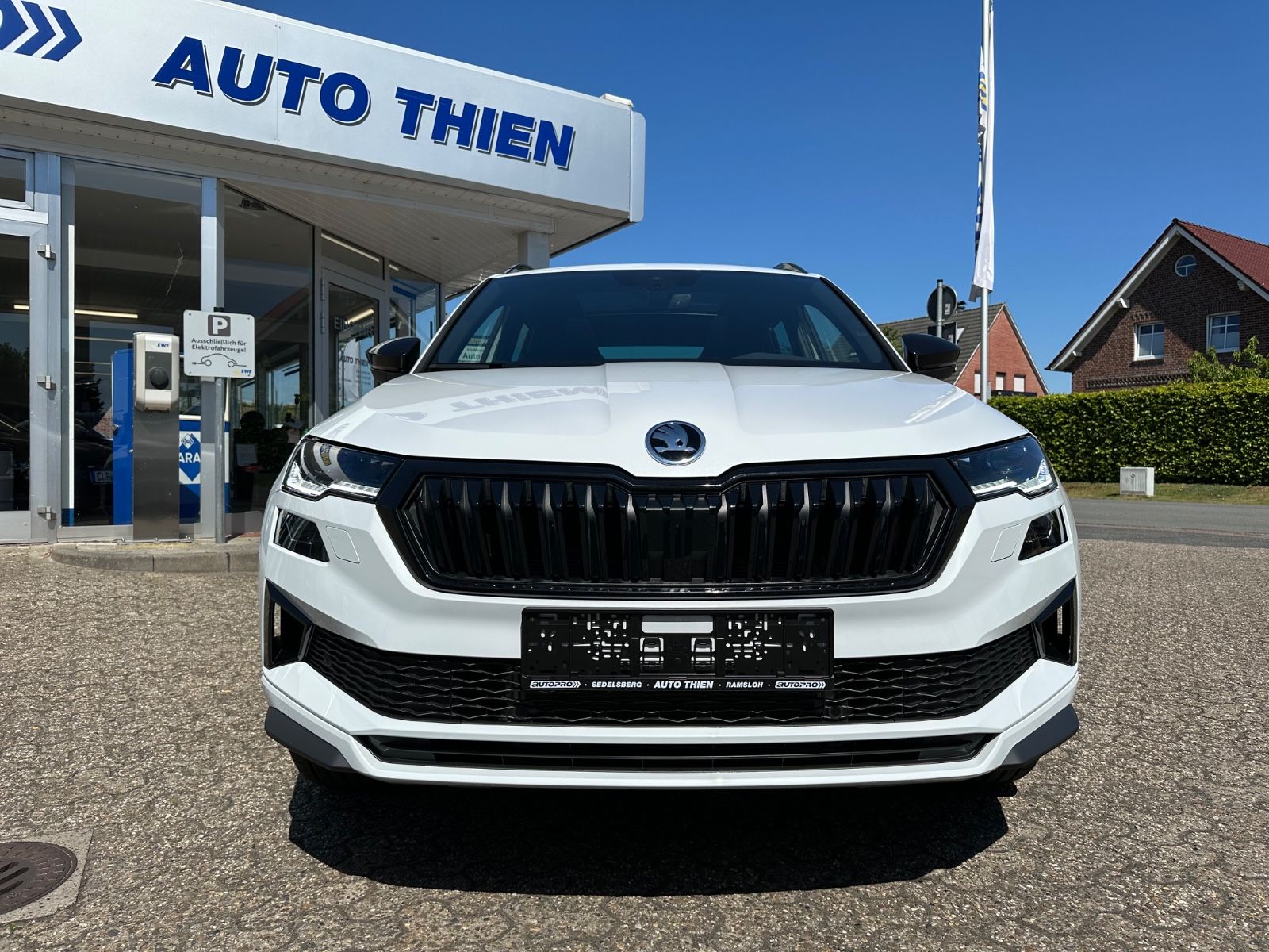 Fahrzeugabbildung SKODA Karoq 1.5 TSI Sportline DSG Pano/AHK/Navi/Matrix