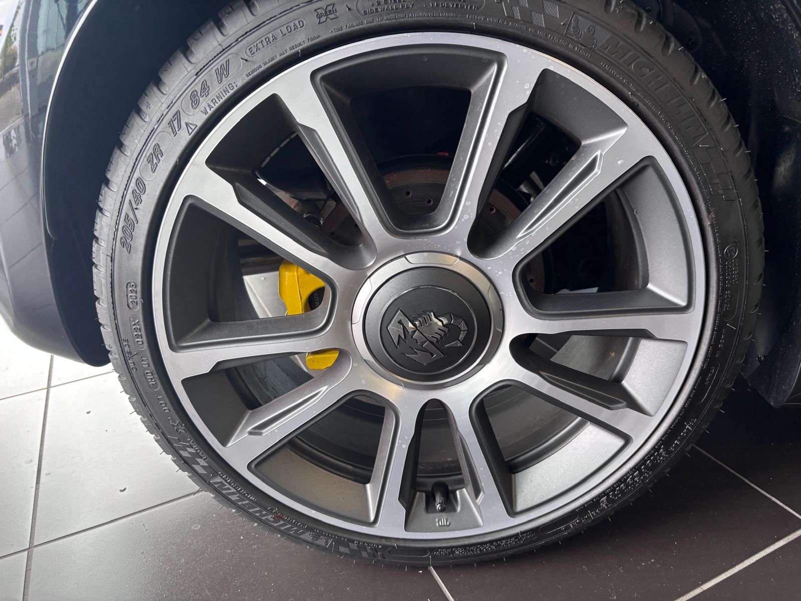 Fahrzeugabbildung Abarth 695C Turismo BEATS NAVI LEDER ALU