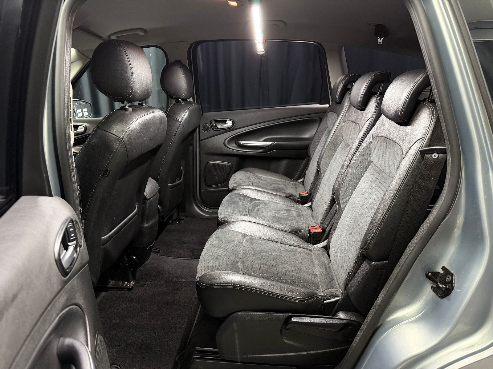 Fahrzeugabbildung Ford S-MAX Titanium|AHK|HU 05/2027