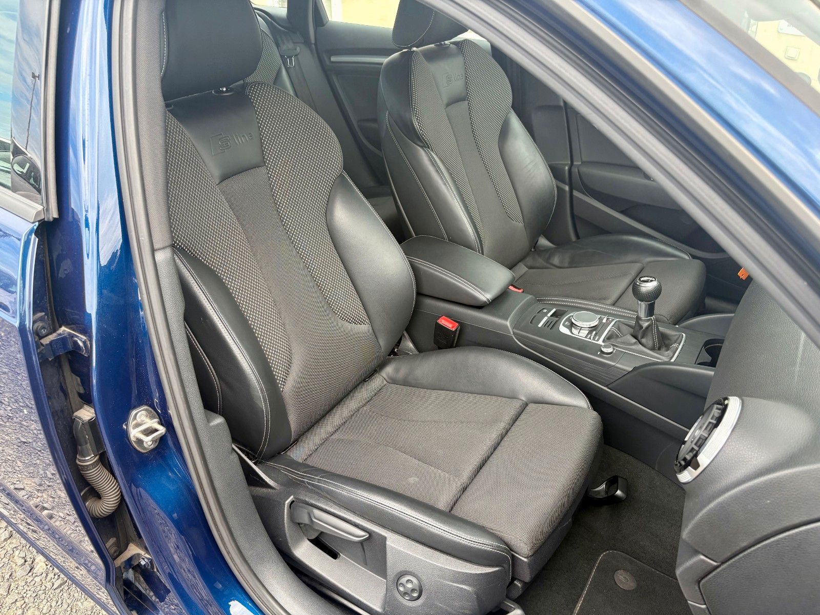Fahrzeugabbildung Audi A3 1.6 TDI SPBK S LINE Navi Leder LED SPORTFWK