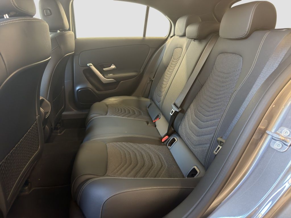Fahrzeugabbildung Mercedes-Benz A 250 e Kompaktlimousine mit EQ Hybrid Technolog