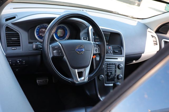 Fahrzeugabbildung Volvo XC60 R-Design D5 AWD Automatik Navi AHK 2. Hand