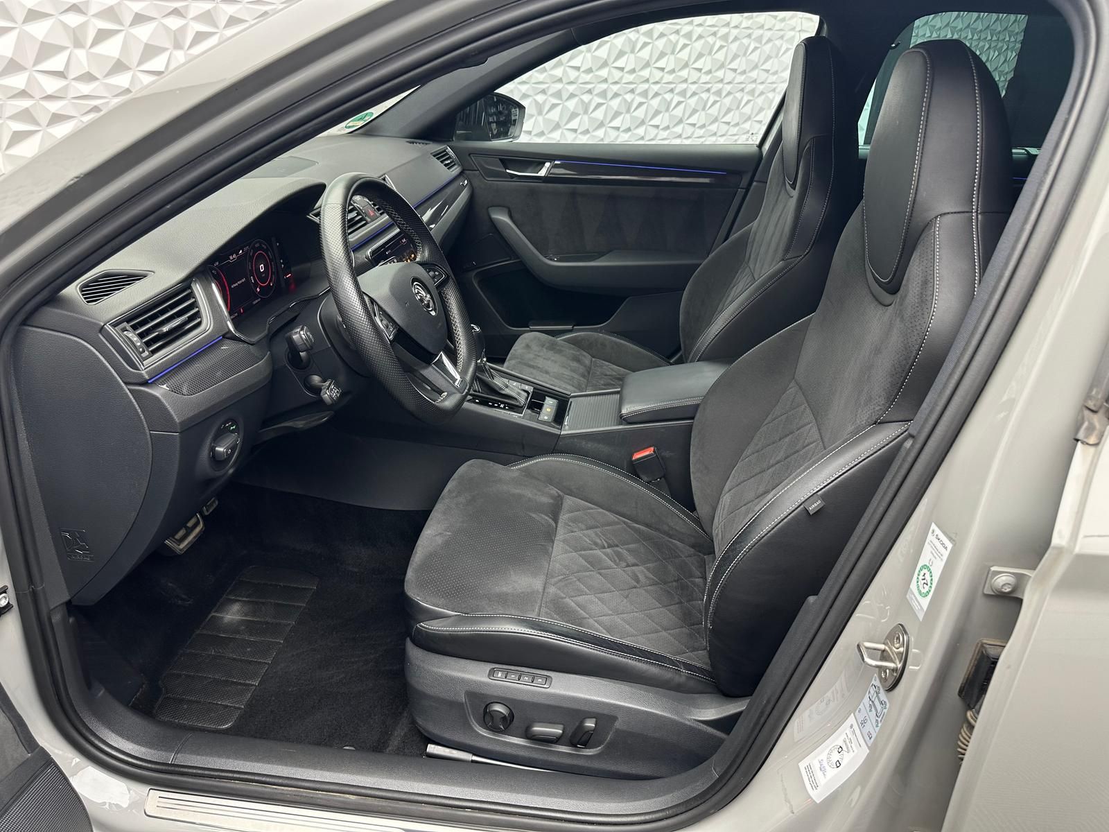 Fahrzeugabbildung SKODA Superb Sportline 2.0 TDI/BLACK-EDITION/PANO/VIRT