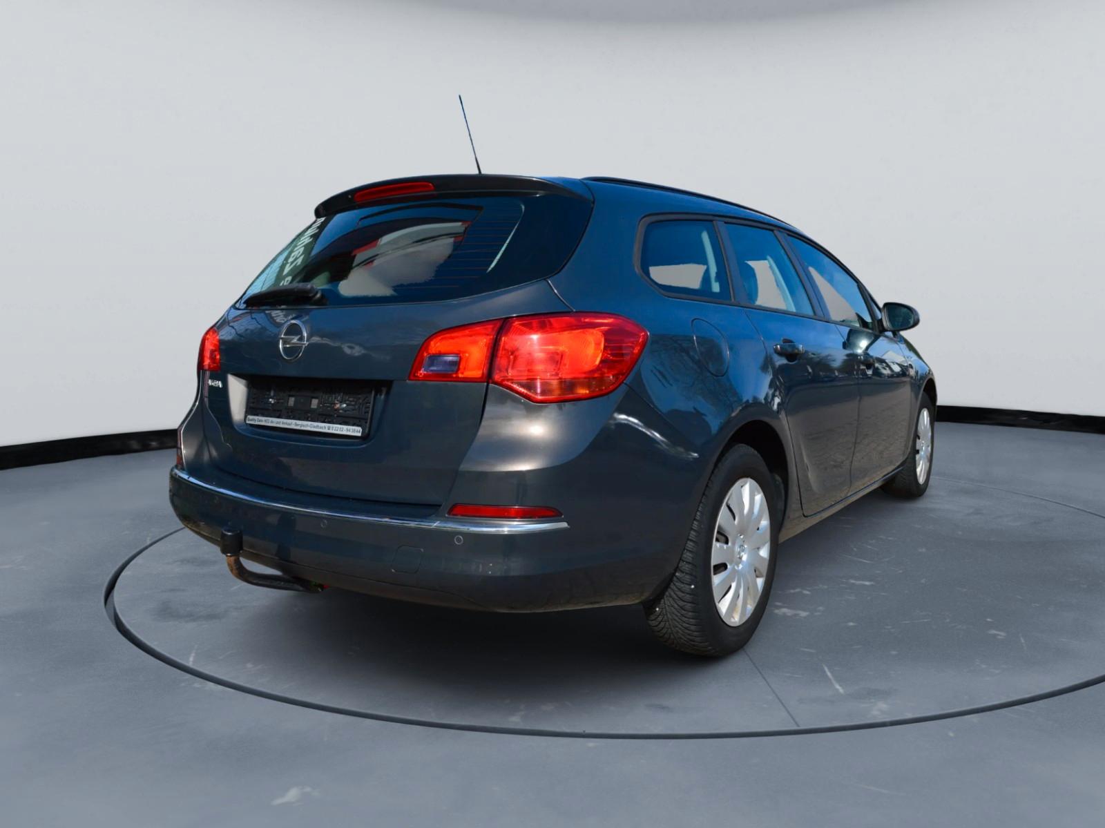 Opel Astra 2013 — rear view
