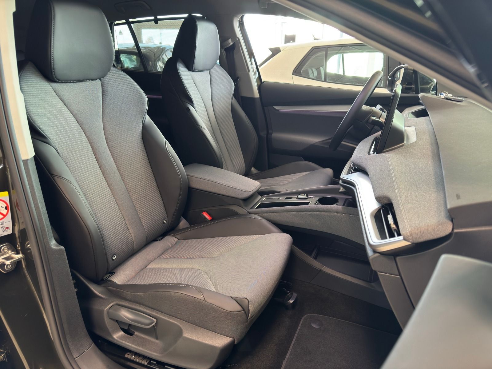 Fahrzeugabbildung SKODA Enyaq 60 Lodge*RFK*AHK*20Zoll*eHeck