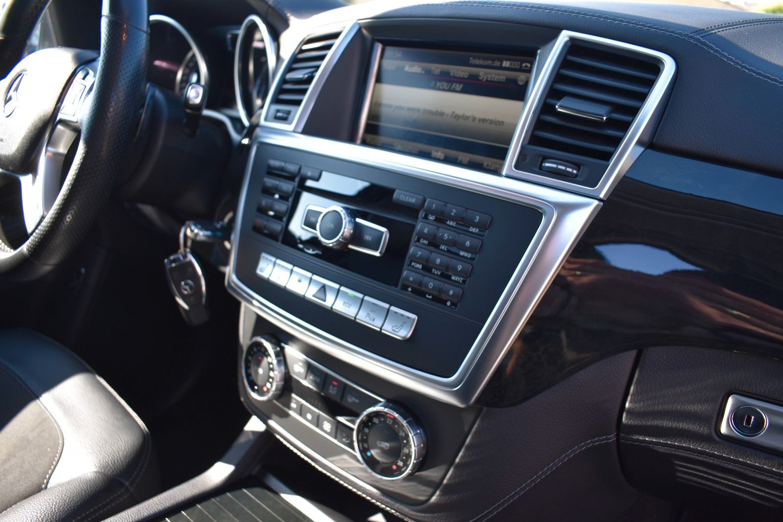 Fahrzeugabbildung Mercedes-Benz ML 350 CDI Display Fond H&K AHK Pano Softclose