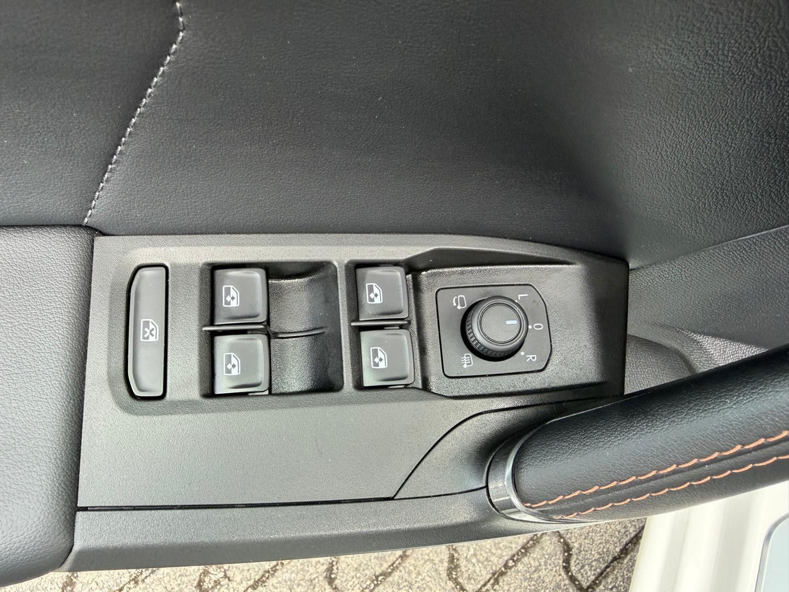 Fahrzeugabbildung CUPRA Leon 2.0 TSI VZ >VIRTU+LED+NAVI+PDC+DAB+19"+