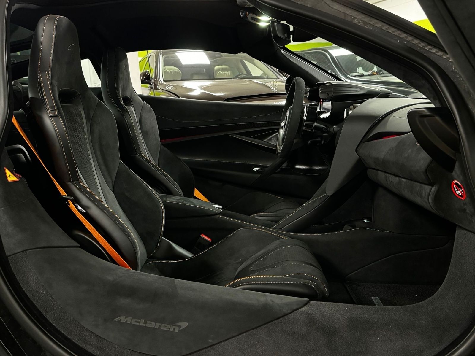 Fahrzeugabbildung McLaren 750S COUPE MY25 CARBON EXT&INT B&W LIFT FULLOPT!