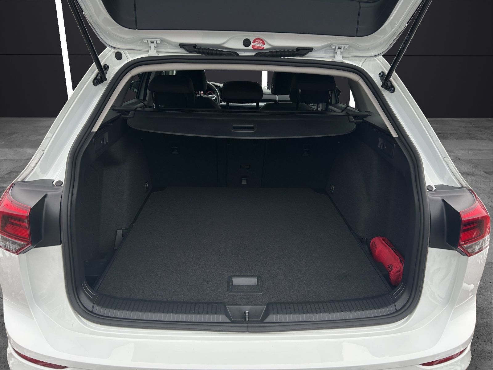 Fahrzeugabbildung Volkswagen Golf VIII Variant Active TDI DSG LED ACC SH Rear