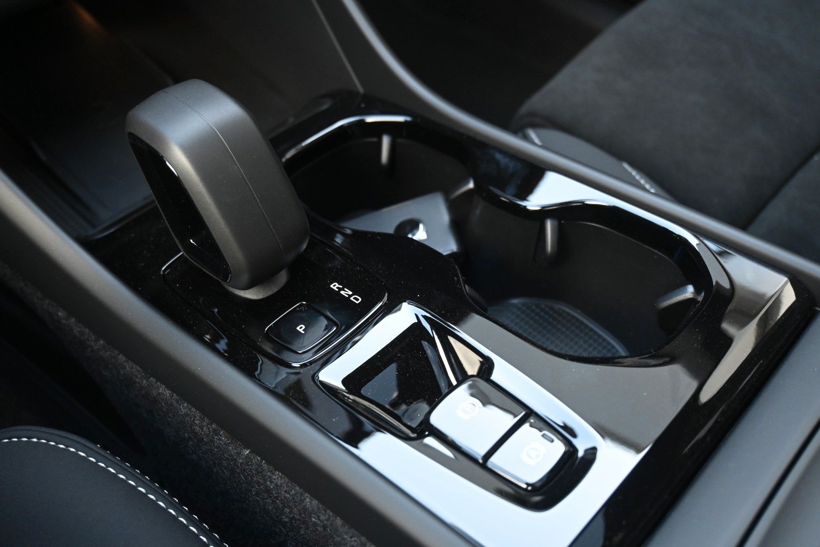 Fahrzeugabbildung Volvo XC40 B4 DKG Ultra Black Edition*360°*PANO*ACC