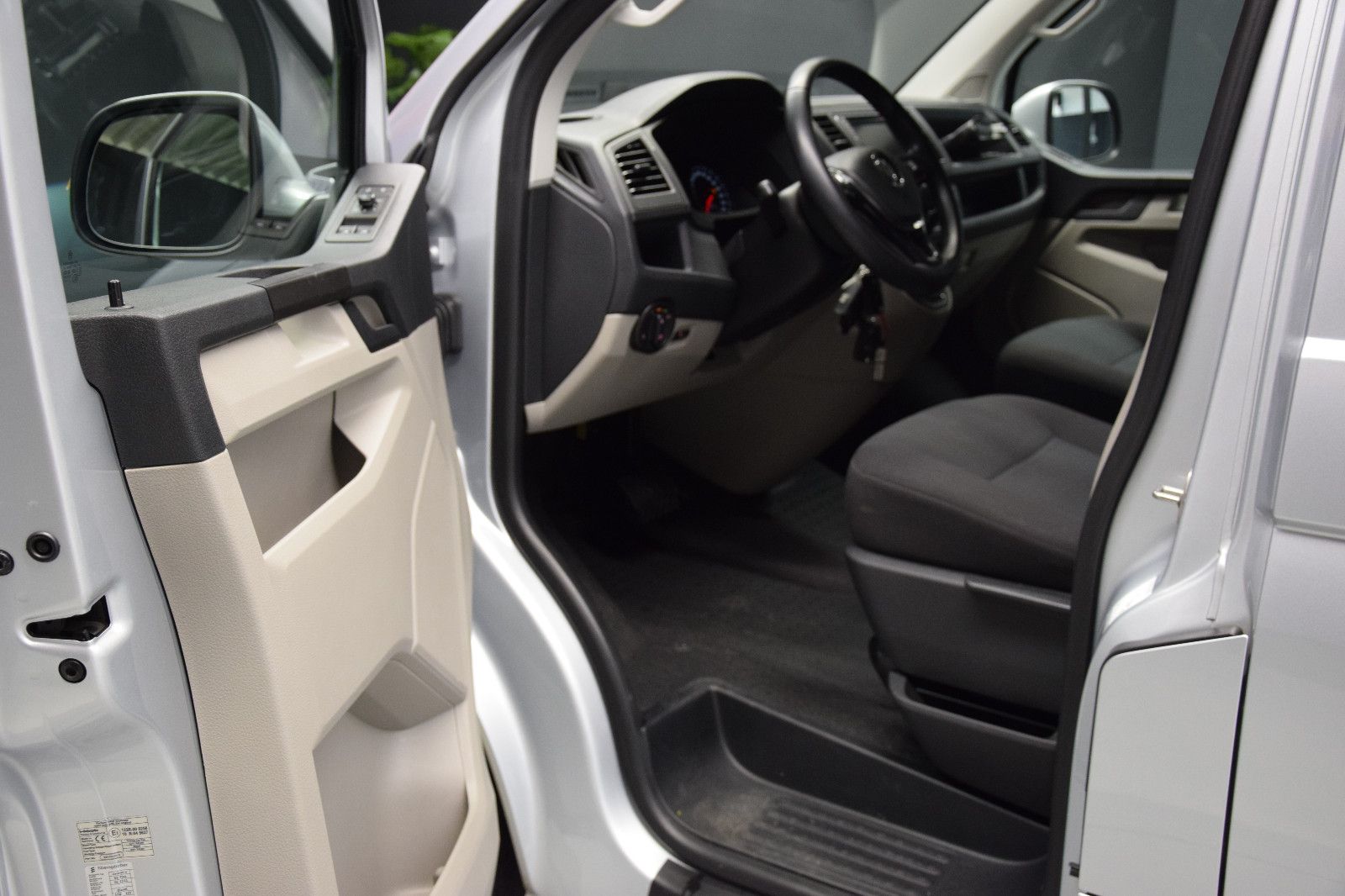 Fahrzeugabbildung Volkswagen T6 Transporter Kasten lang DSG 4Motion LED AHK