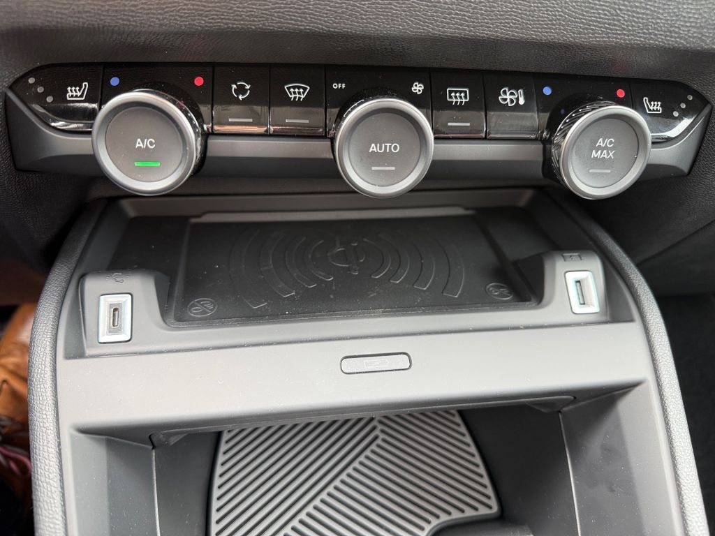 Fahrzeugabbildung Citroën C4 Hybrid 145 TEAM D * Ganzjahresreifen