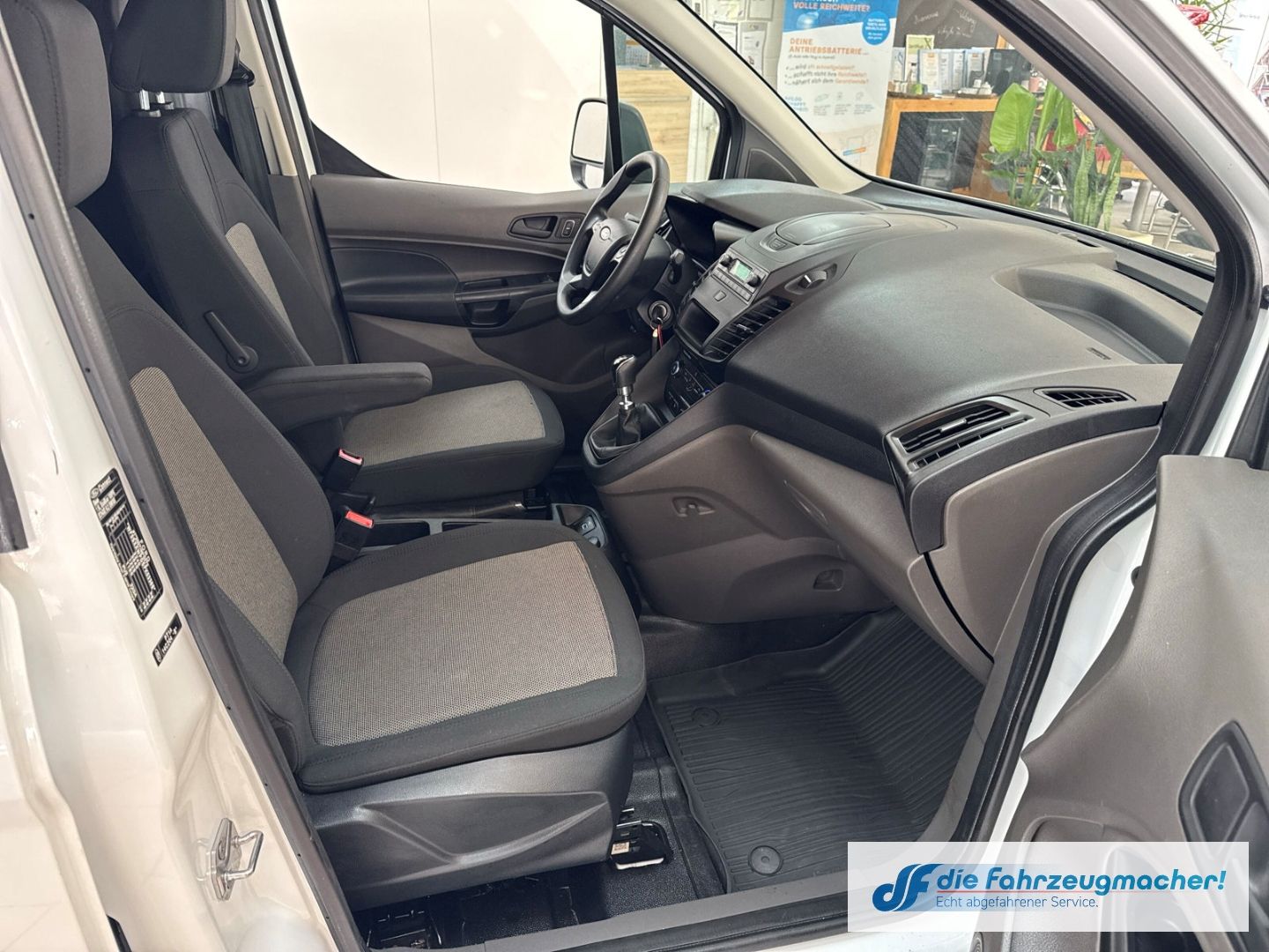 Fahrzeugabbildung Ford Transit Connect Kasten lang Kurvenlicht DAB SHZ