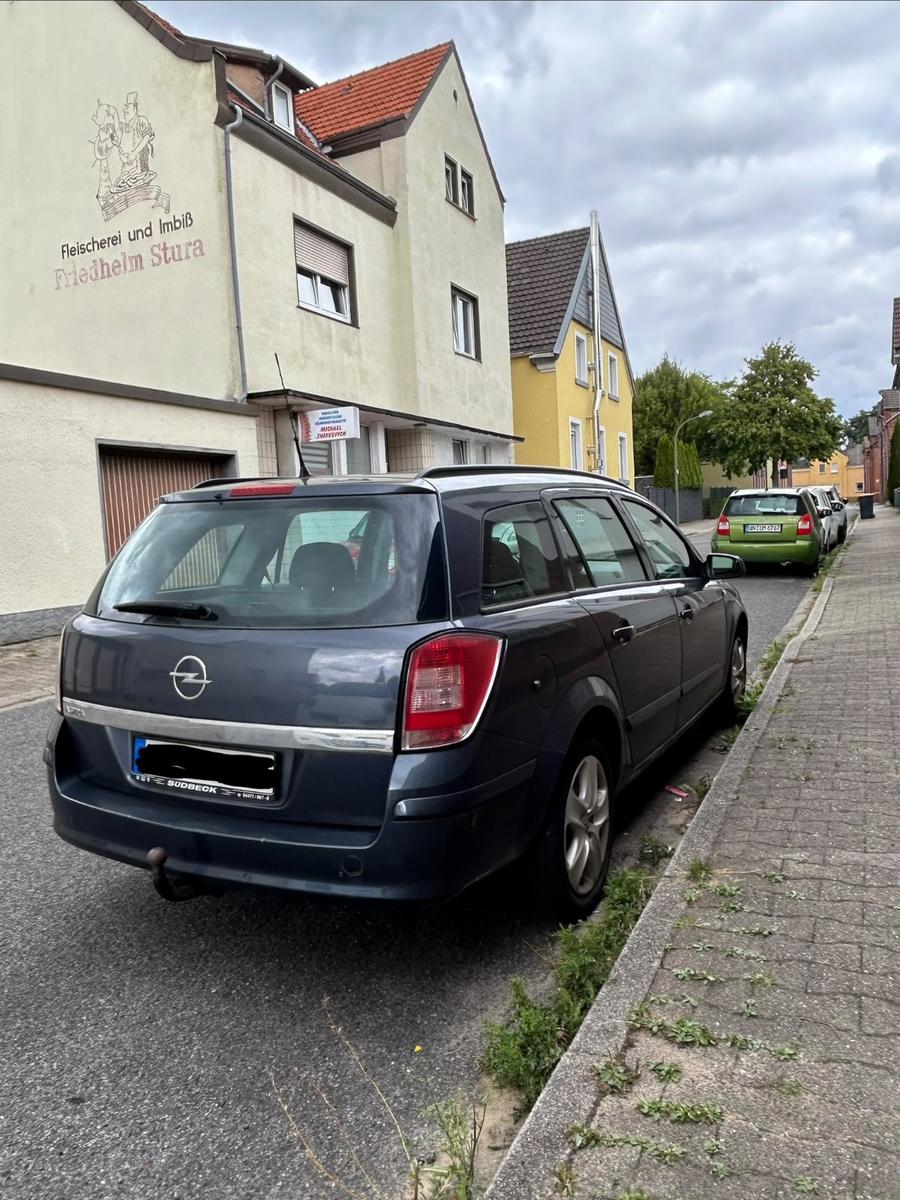 Opel Astra 2007 — rear view