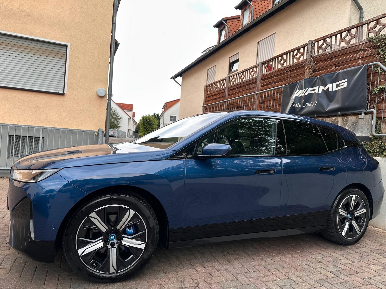 BMW iX xDrive40 M Sport PANO-SKY*AHK*DA-Prof*360°
