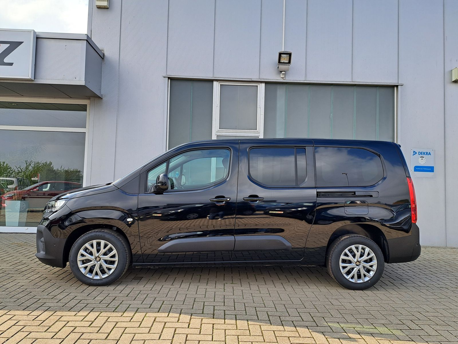 Fahrzeugabbildung Fiat Doblo Kombi L2 1.5 HDi 130PS 7-SITZE AUTOMATIK