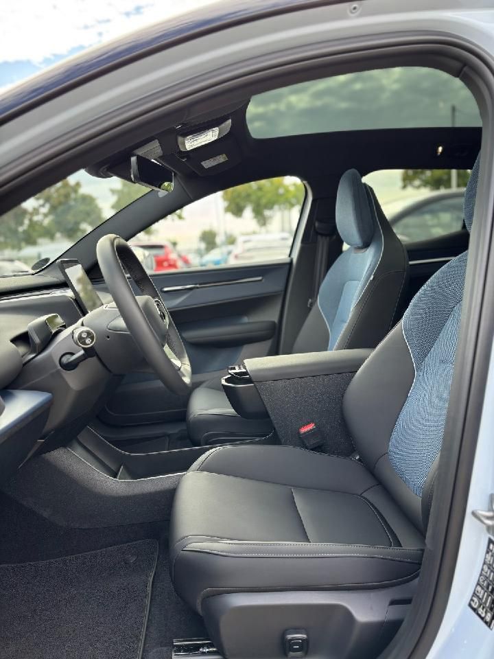 Fahrzeugabbildung Volvo EX30 Performance Pure Electric Ultra AWD
