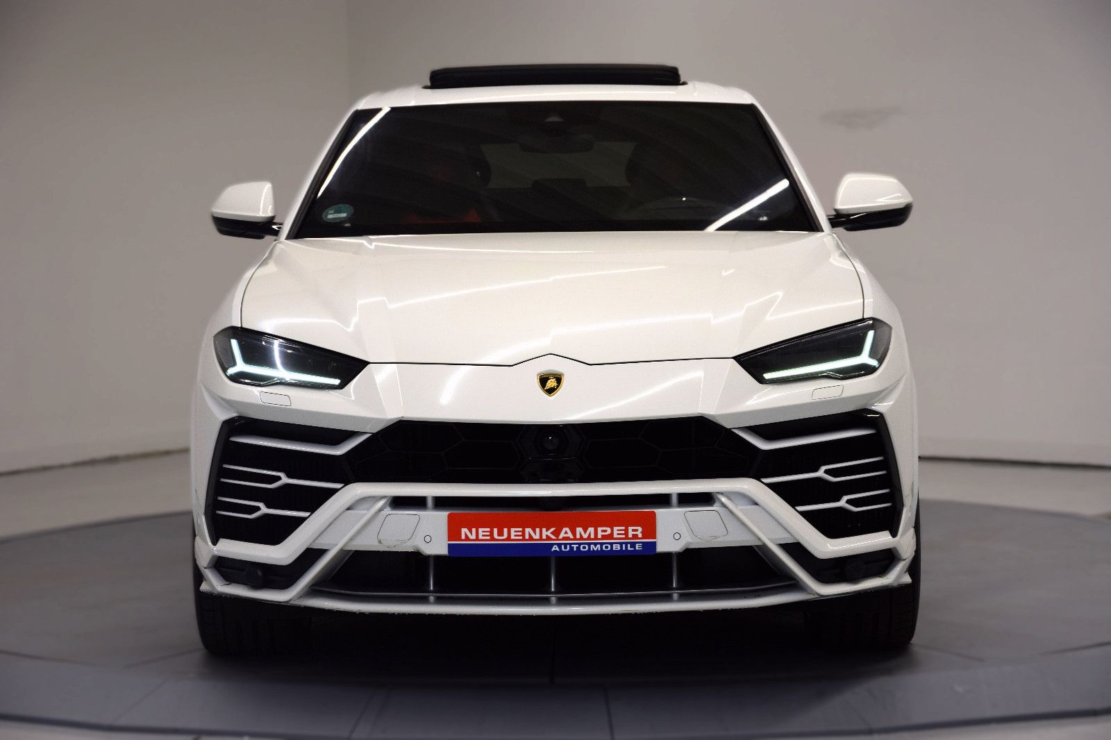 Fahrzeugabbildung Lamborghini Urus Panorama ACC Sitzlüftung HuD rotes Leder TV