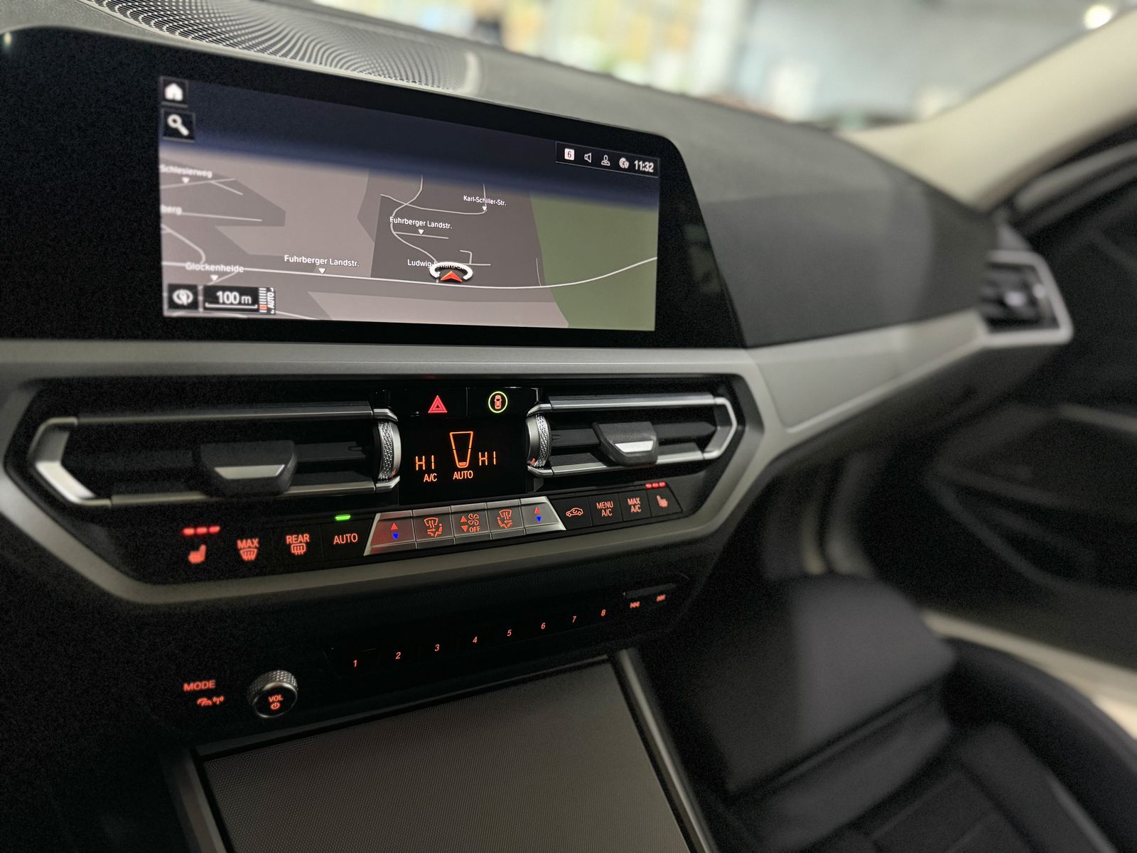 Fahrzeugabbildung BMW 320d Kamera HUD DAB H/K WLAN AHK Alarm Sport LED